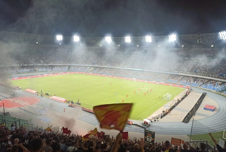 Un Lecce “bello di notte” fa la voce grossa al “Maradona” e strappa un punto al Napoli.