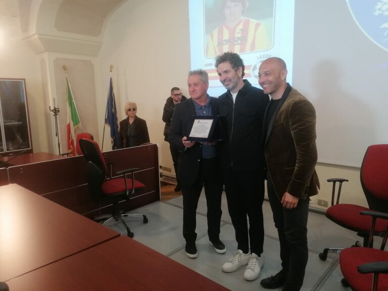 ESCLUSIVA. Il campione argentino, Beto Barbas, premiato a Lecce per la sua gloriosa carriera in giallorosso.