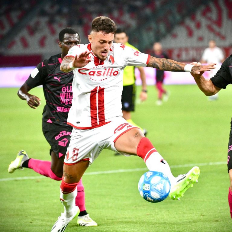 Bari, col Palermo tanto cuore e sofferenza. I biancorossi resistono in 9 e al San Nicola è 0-0