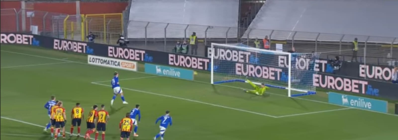 Al Lecce il solito Falcone non basta: Nico Paz e Cutrone fanno volare il Como Al Lecce il solito Falcone non basta: Nico Paz e Cutrone fanno volare il Como